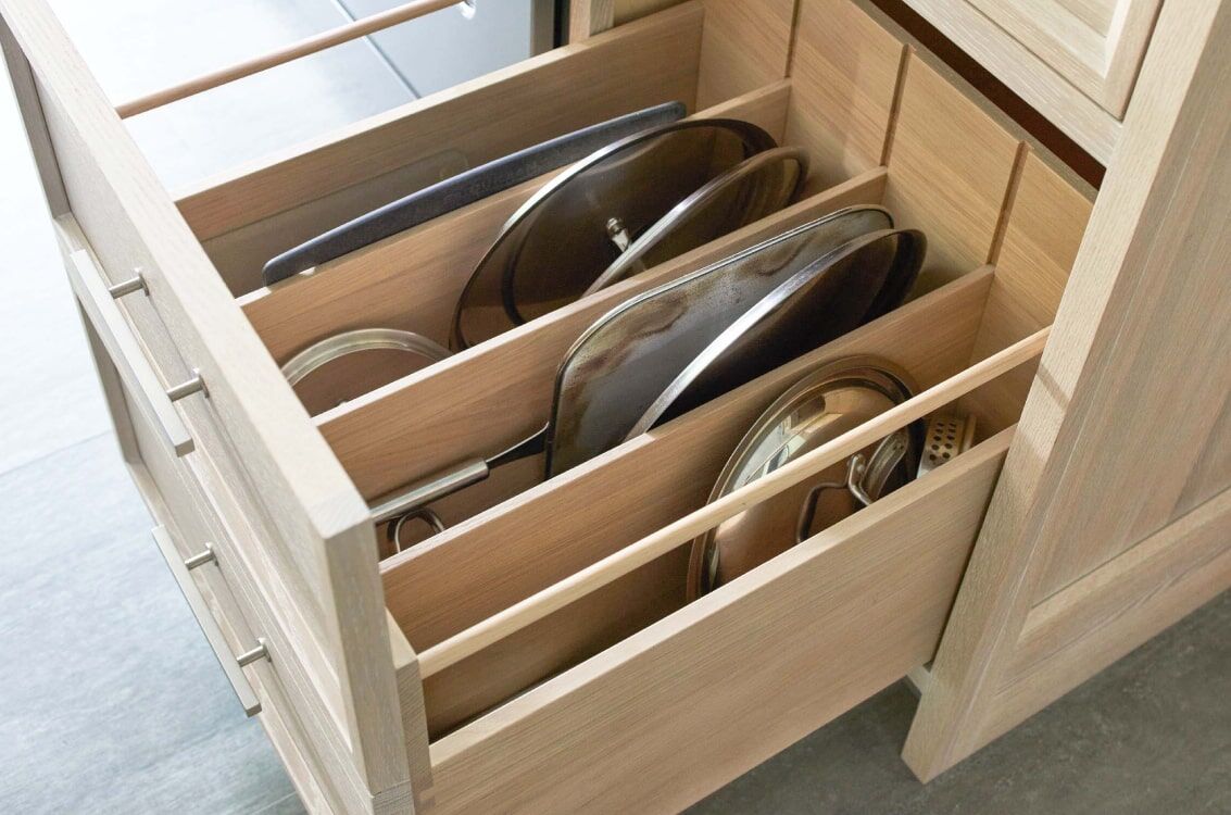 Ящик для крышек в кухонном гарнитуре